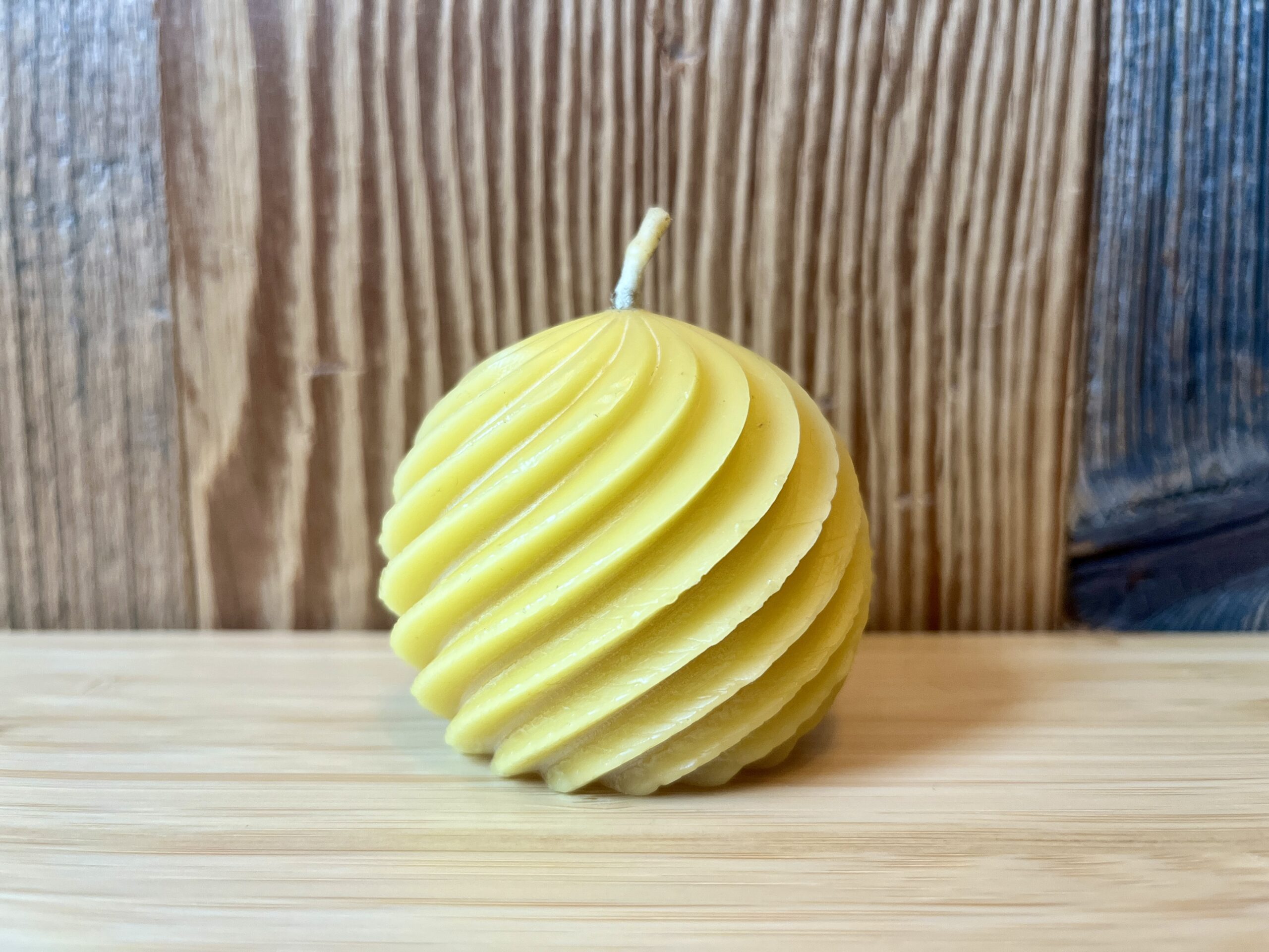 Bienenwachskerze Kugel gedreht